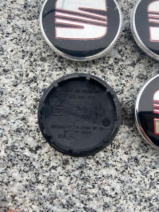 Tapabujes Seat 56mm Negro Rojo