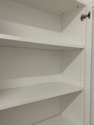 Vitrina blanca con puertas de cristal