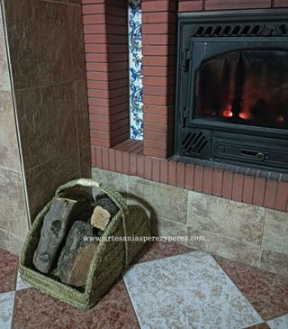 Leñera arca de esparto con armazón de forja