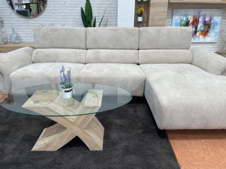 Sofá chaise longe con diseño actual y elegante