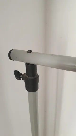 Burra perchero metálico gris con ruedas