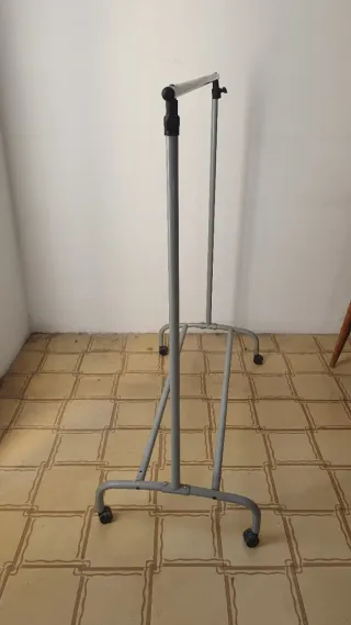 Burra perchero metálico gris con ruedas