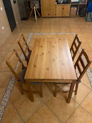 Mesa de comedor de madera
