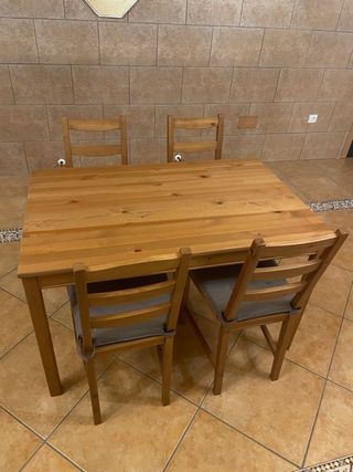 Mesa de comedor de madera