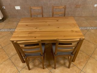 Mesa de comedor de madera