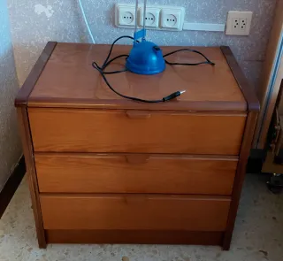 Mesita de noche de madera