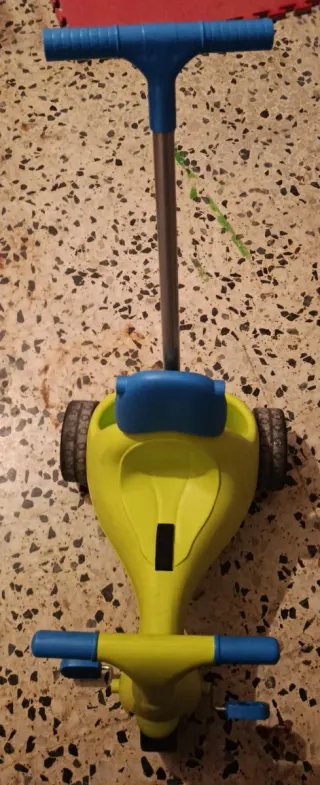 Triciclo infantil amarillo y azul