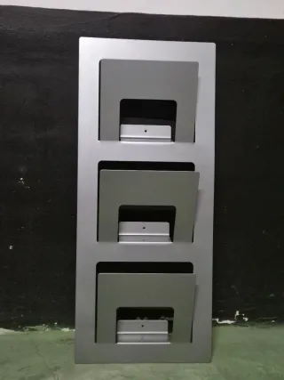 Revistero metálico IKEA gris