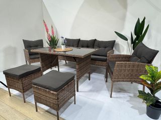 Conjunto de jardín en ratán con mesa de cristal