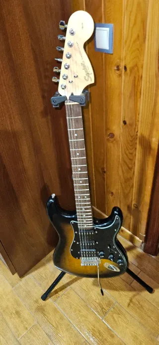 Guitarra Squier Stratocaster HSS Sunburst