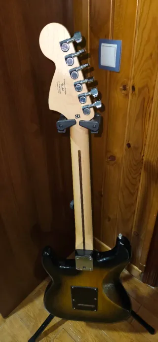 Guitarra Squier Stratocaster HSS Sunburst