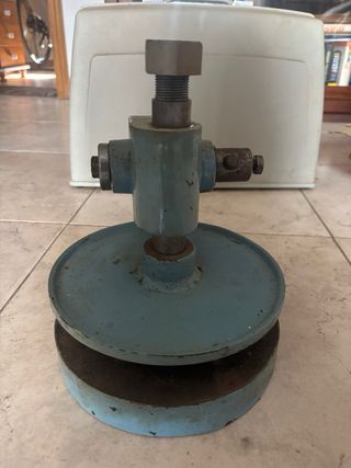 Prensa manual antigua de hierro