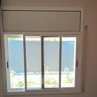 Ventana aluminio con persiana y mosquitera