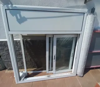 Ventana aluminio con persiana y mosquitera