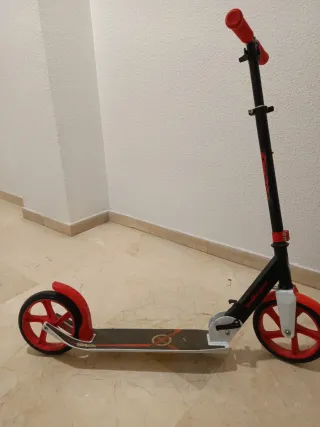 Patinete plegable rojo y negro