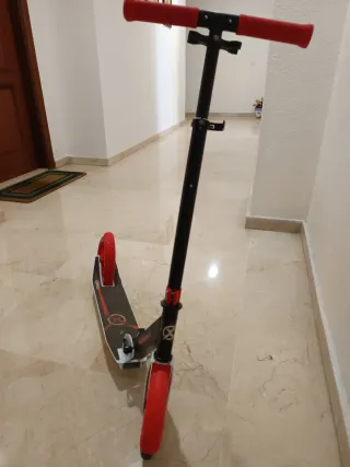 Patinete plegable rojo y negro