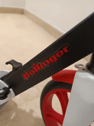 Patinete plegable rojo y negro