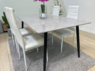 Conjunto de comedor con mesa de cristal templado efecto mármol y sillas en polipiel