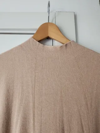 Vestido de punto beige con cinturón.