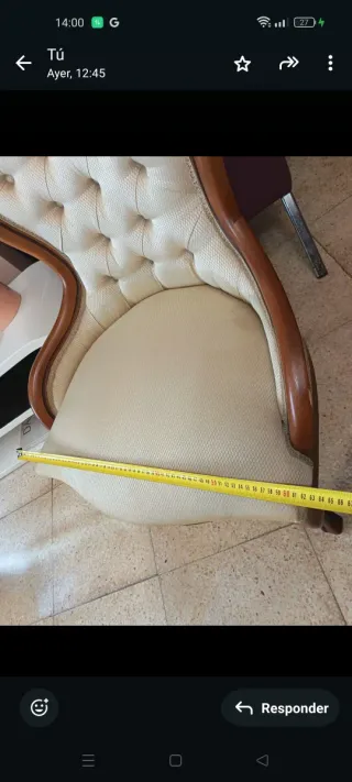 Sillón vintage tapizado beige y madera