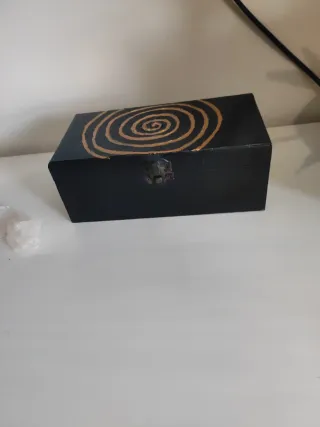 Caja de madera pintada a mano