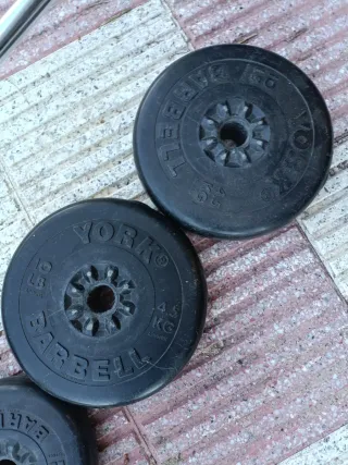 Barra y discos de pesas