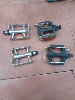 Pedales de bicicleta plateados y negros