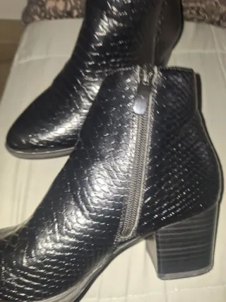 Botines negros con cremallera usados solo una vez,