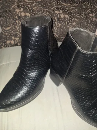 Botines negros con cremallera usados solo una vez,