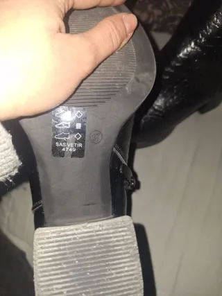 Botines negros con cremallera usados solo una vez,