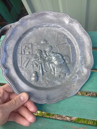 Piatto decorativo in peltro appendibile