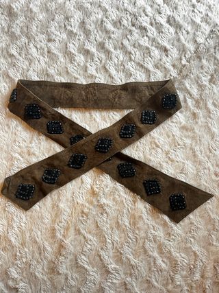 Cinturón marrón con pedrería negra