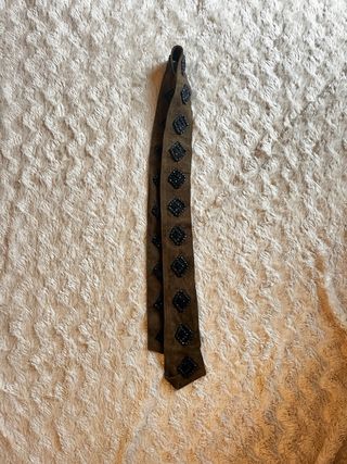 Cinturón marrón con pedrería negra