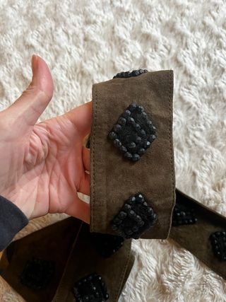 Cinturón marrón con pedrería negra