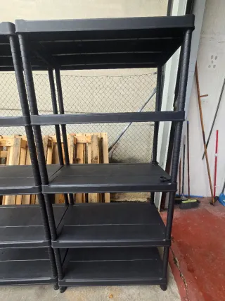 Estantería de plástico negra