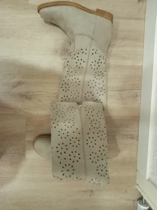 Botas altas beige con perforaciones