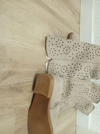 Botas altas beige con perforaciones