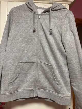 Chaqueta gris con cremallera