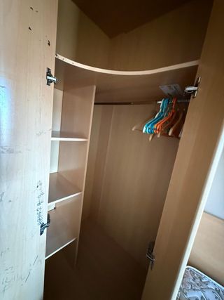 Habitación con armario de esquina