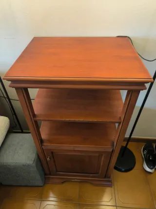 Mueble auxiliar de madera con ruedas y armario