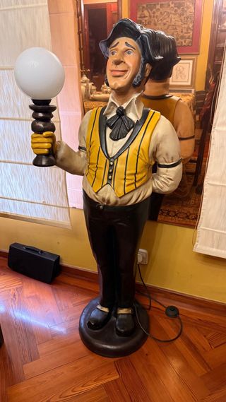 Figura Mayordomo de Resina con Lámpara