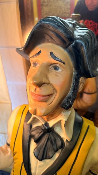 Figura Mayordomo de Resina con Lámpara