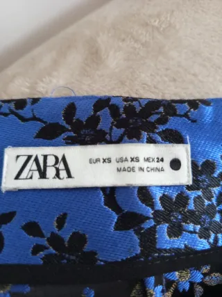 Falda Zara Estampada Flores Azul y Negro