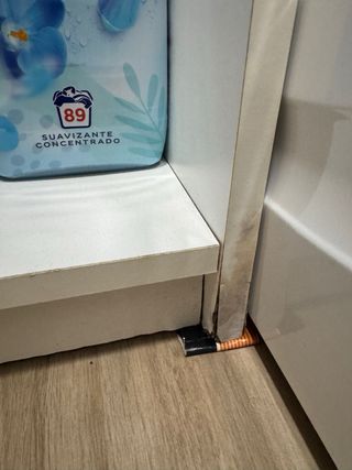 Mueble escobero blanco