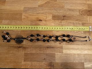 Collana di perle di ossidiana e pendente in resina