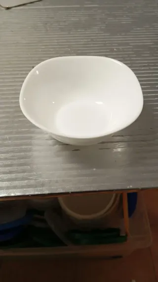 Platos de porcelana blancos