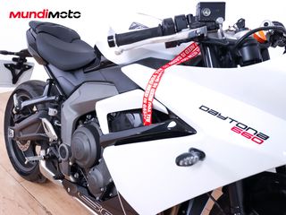 TRIUMPH DAYTONA 660