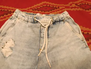 Pantalón vaquero desgarrado chico XS