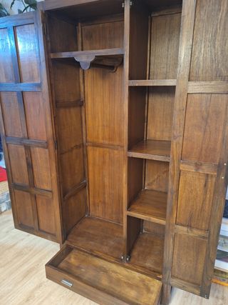 Armario de madera maciza