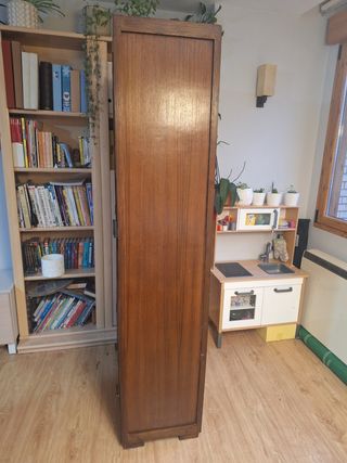 Armario de madera maciza
